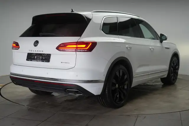 Volkswagen Touareg view 5