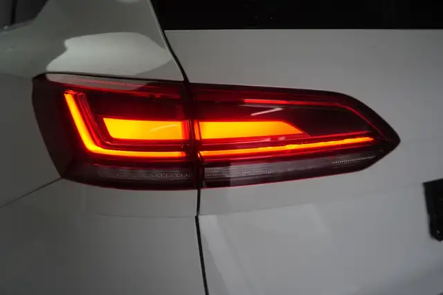 Volkswagen Touareg view 12
