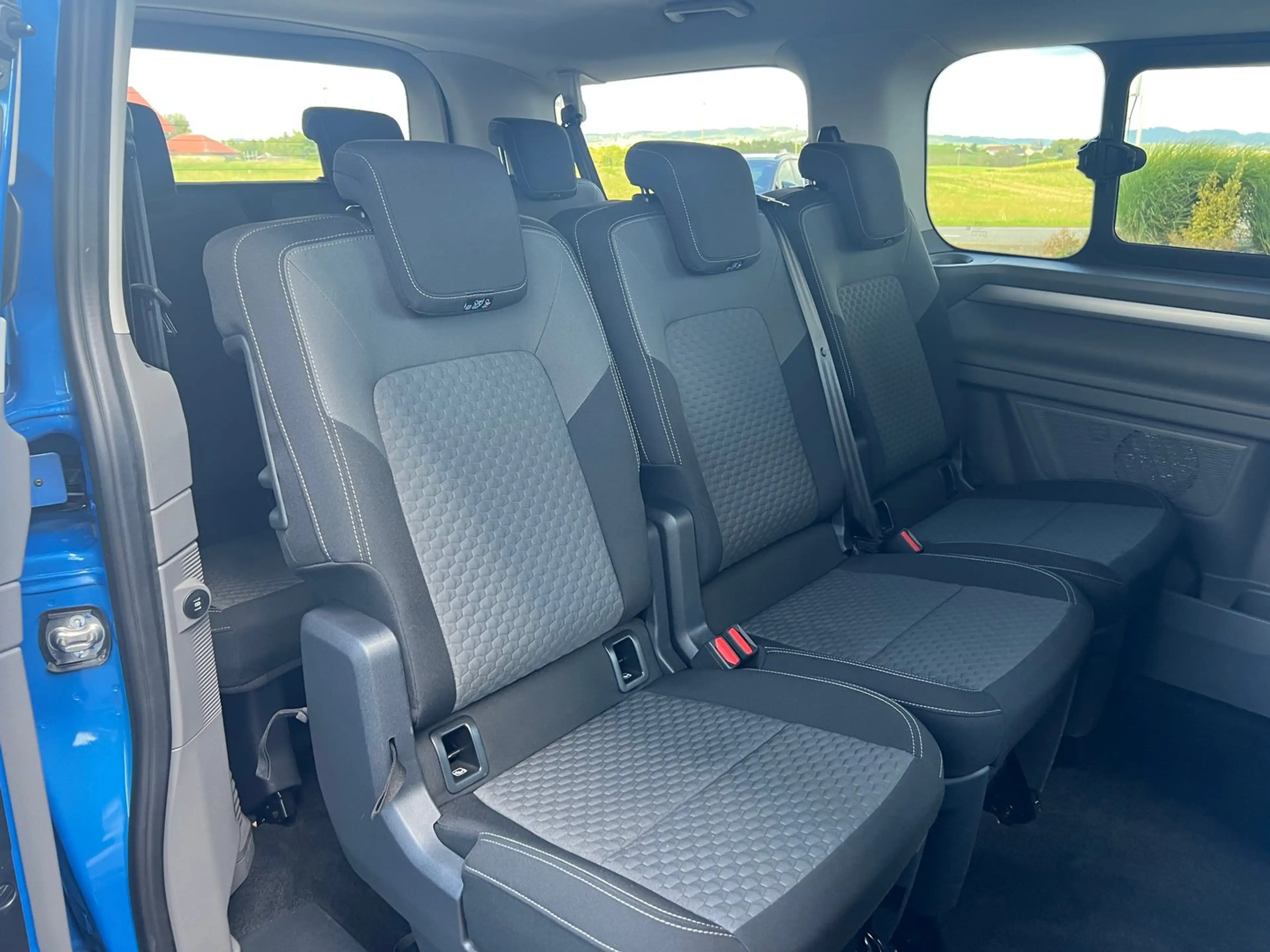 Volkswagen T7 Caravelle VW e-Transporter T7 Caravelle Life KR — photo 9