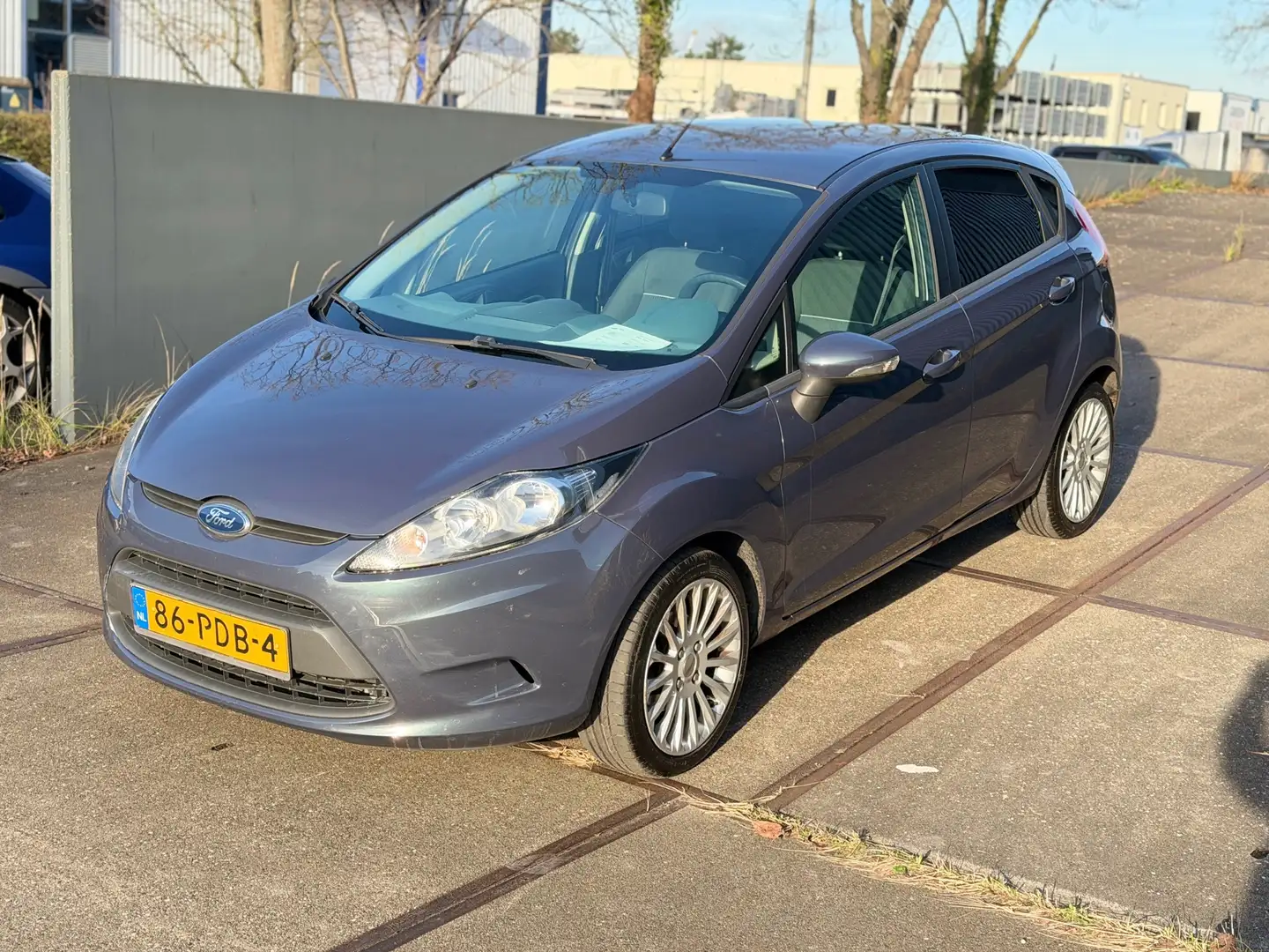 Ford Fiesta 1.25 Limited Benzine Nap Lage KM Grau - 1