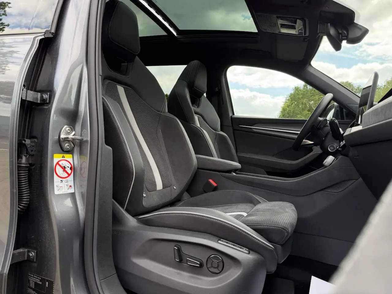 Skoda Kodiaq MHEV SPORTLINE PANO CANTON CAMERA CARPLAY SFEERVERLICHTING MEMORY SEATS — 7/19