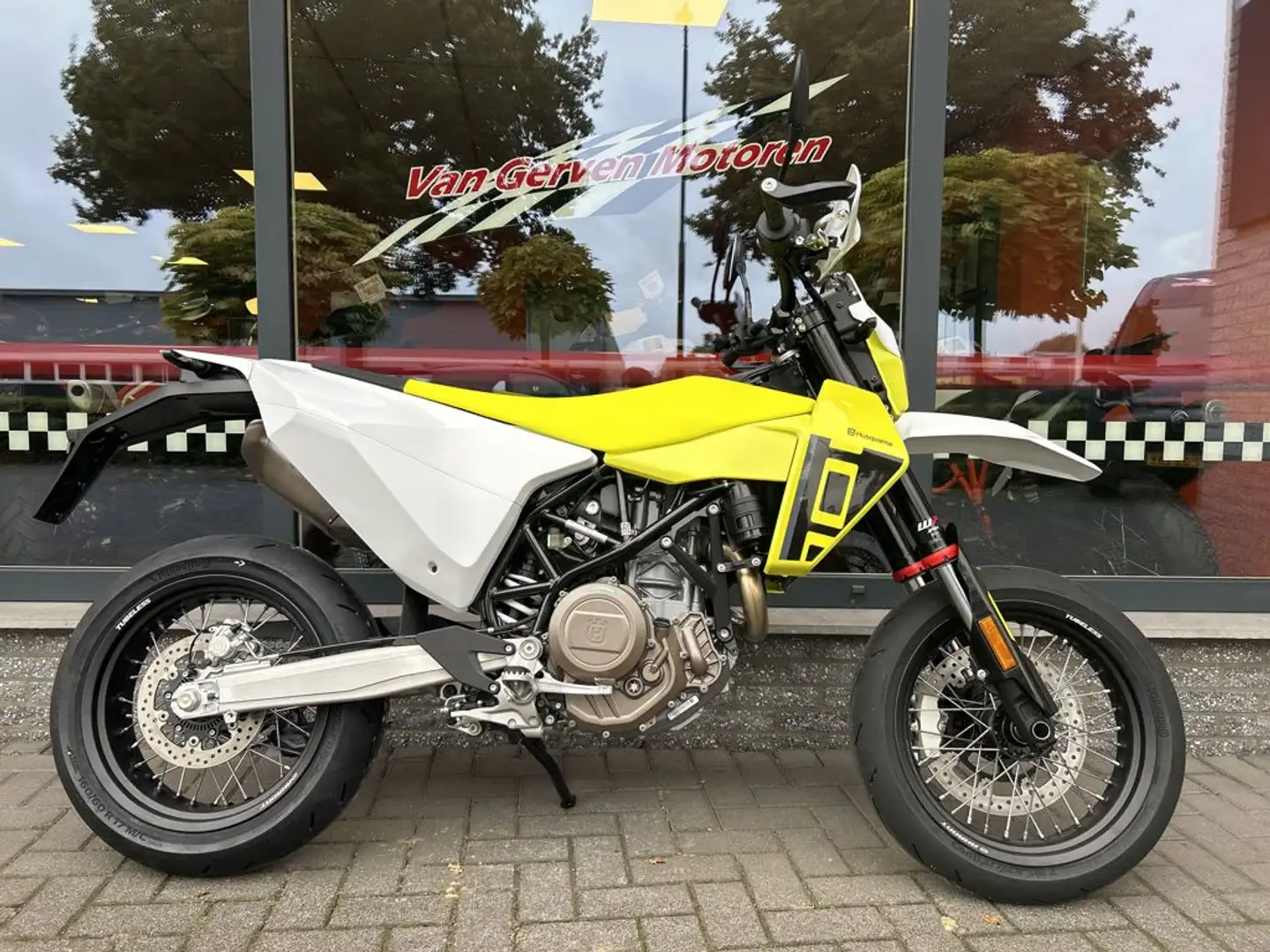 Husqvarna 701 Supermoto - 1