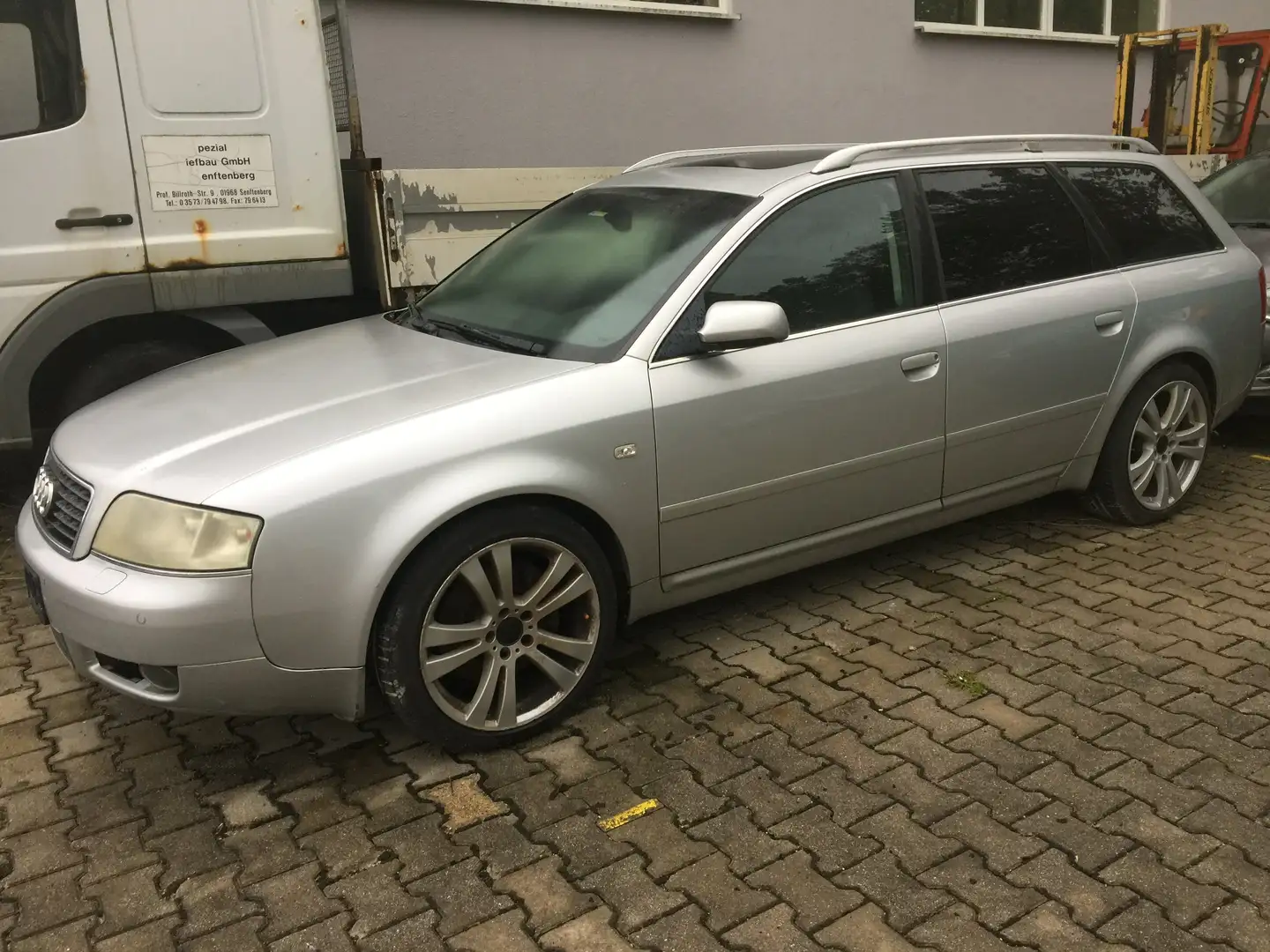 Audi A6 Avant 2.5 TDI quattro Silber - 1