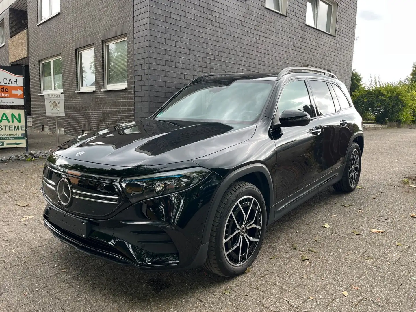 Mercedes-Benz EQB 350 4M AMG PANO 7 SITZE NIGHT GUARD HEAD Чорний - 2