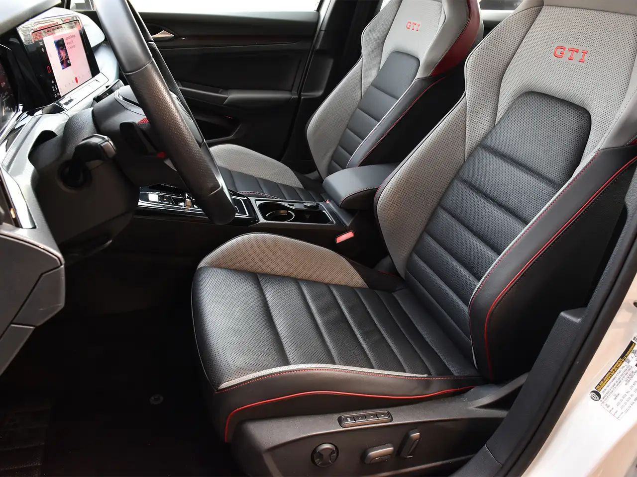 Volkswagen Golf GTI снимка Volkswagen Golf GTI