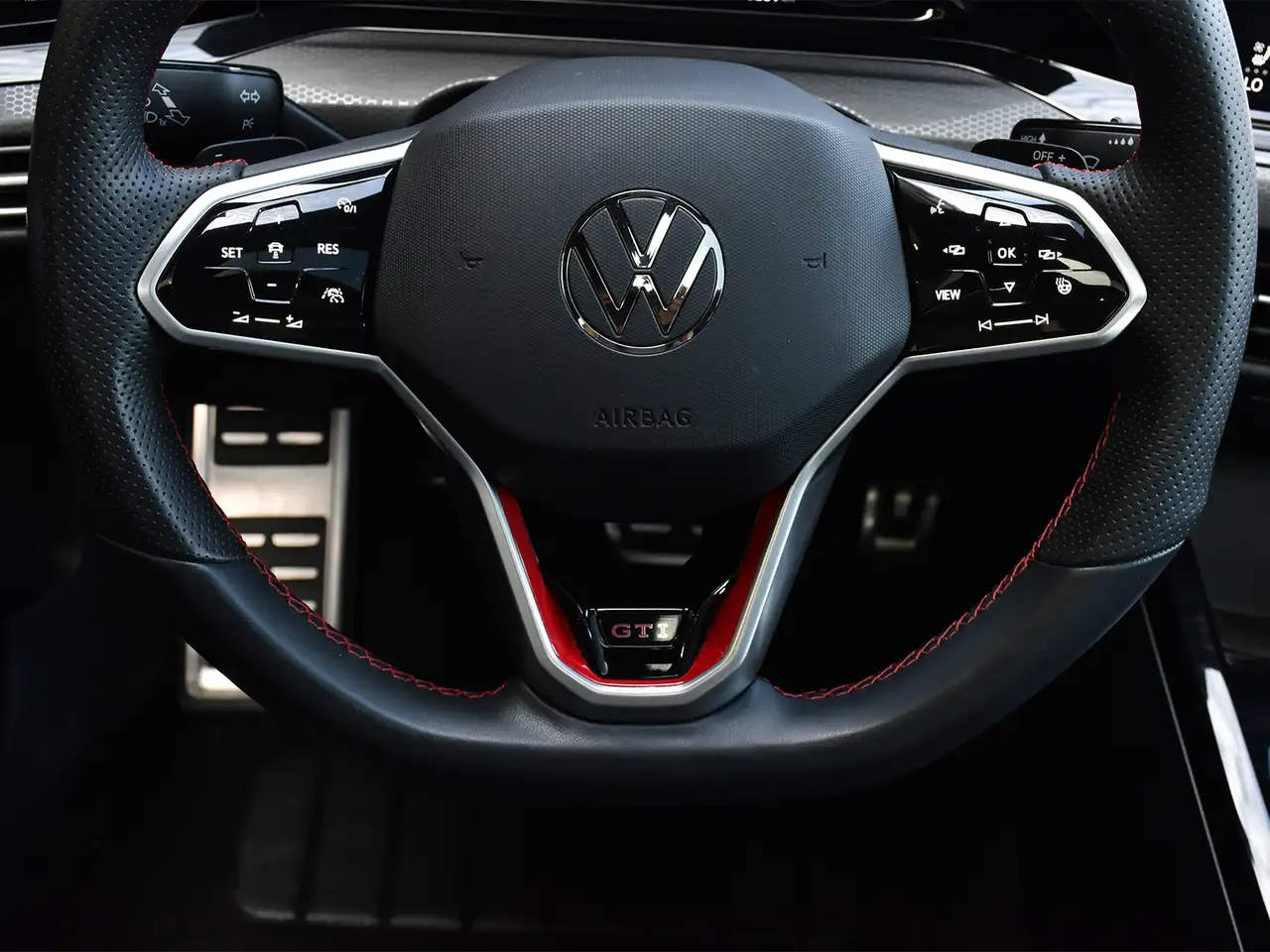 Volkswagen Golf GTI снимка Volkswagen Golf GTI
