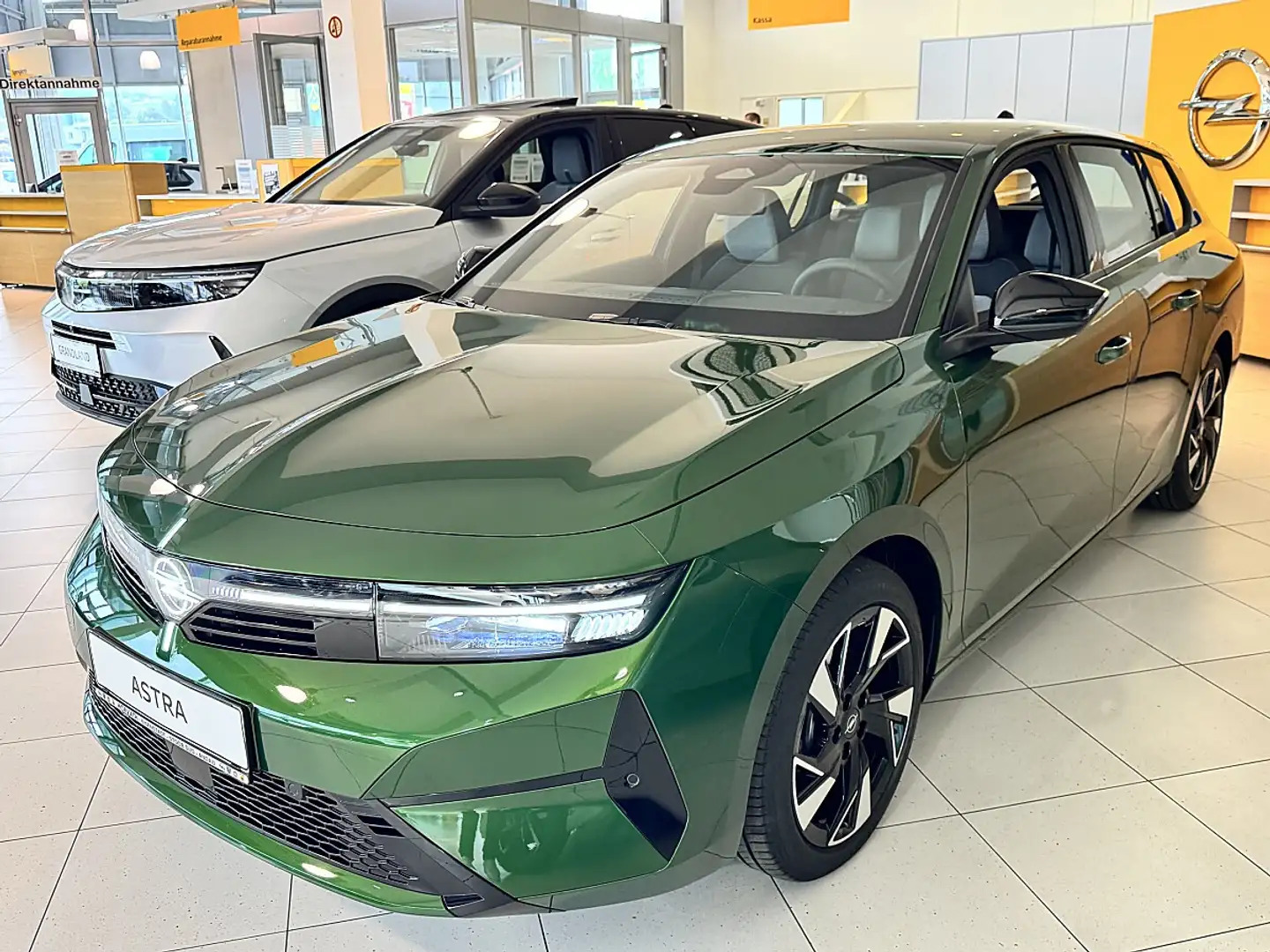 Opel Astra ST 1,2 Turbo MHEV Business Edition Aut. Grün - 2
