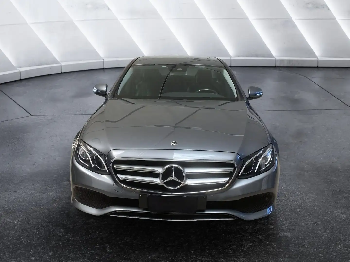 Mercedes-Benz E 220 E 220d 4Matic Auto Business Sport Grijs - 2
