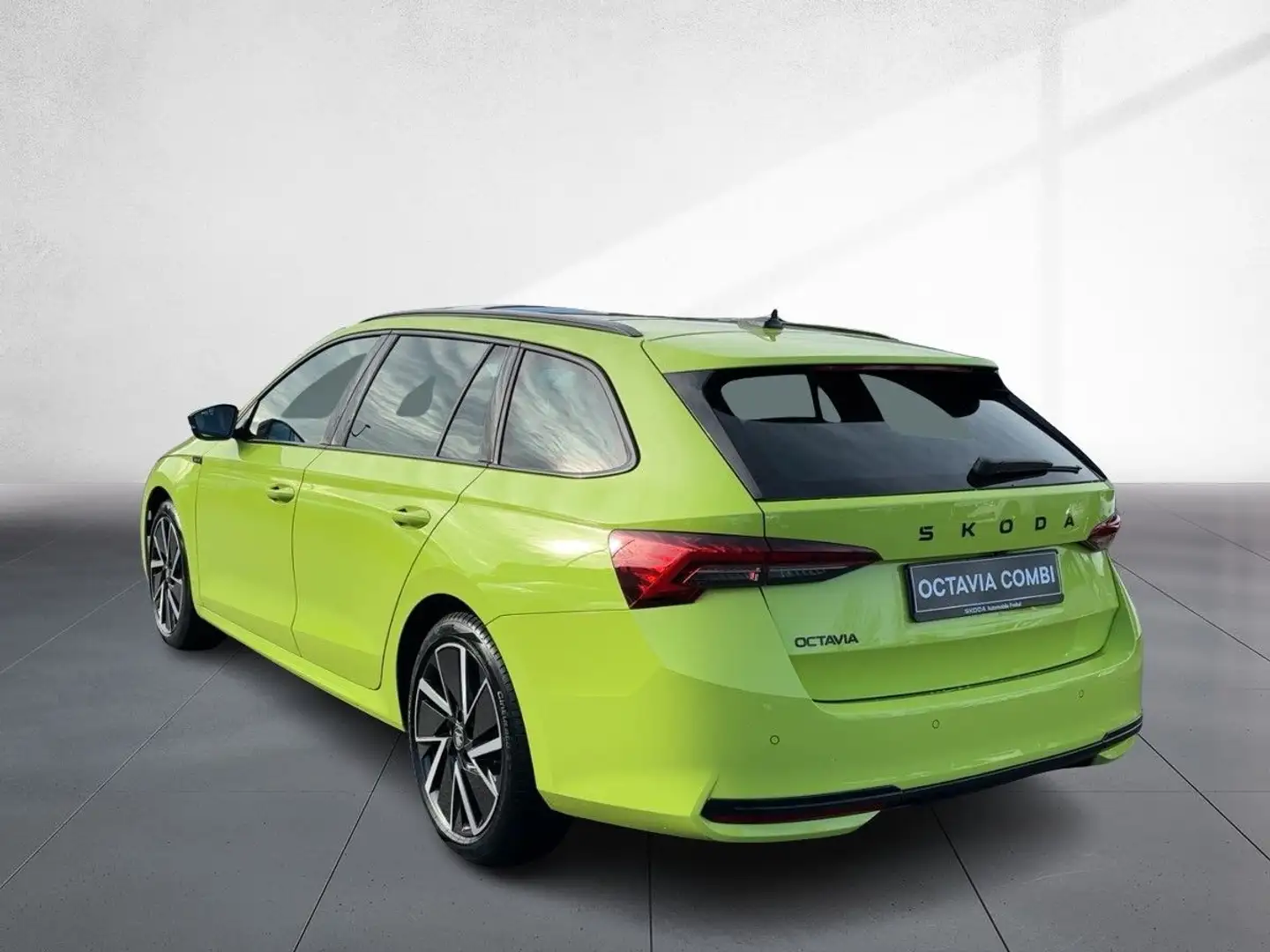 Skoda Octavia Combi 1.5 TSI DSG Sportline mHEV Pano AH Grün - 2
