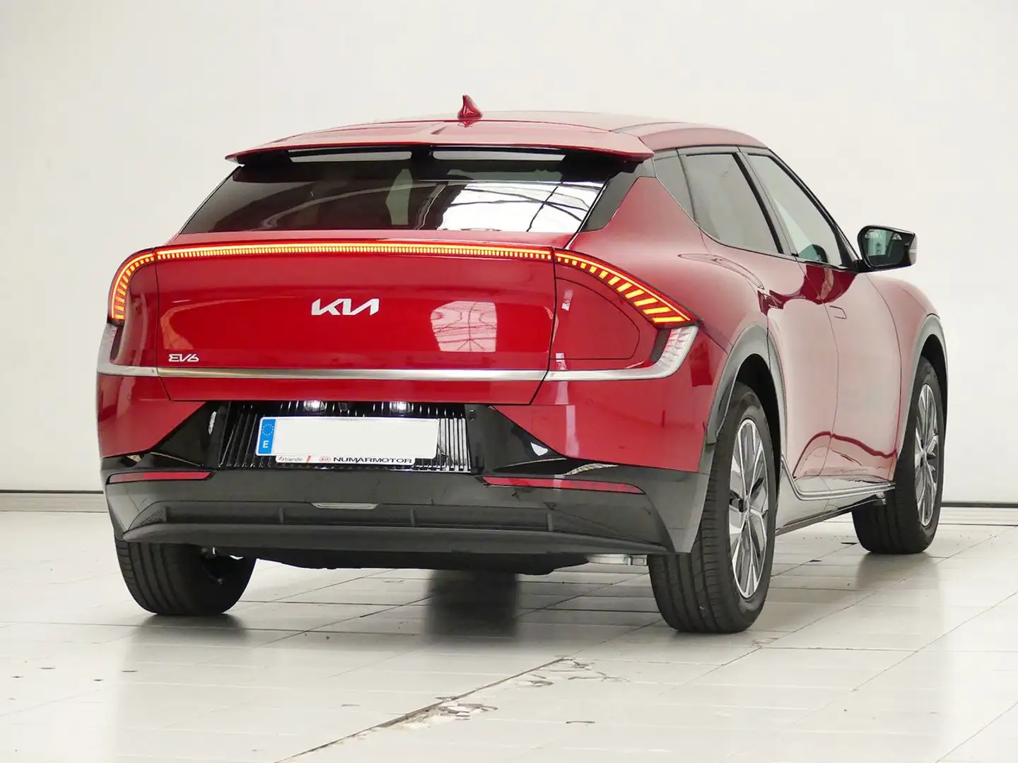 Kia EV6 BEV 58KWH 125KW AIR RWD AUTO 170 5P Rojo - 2