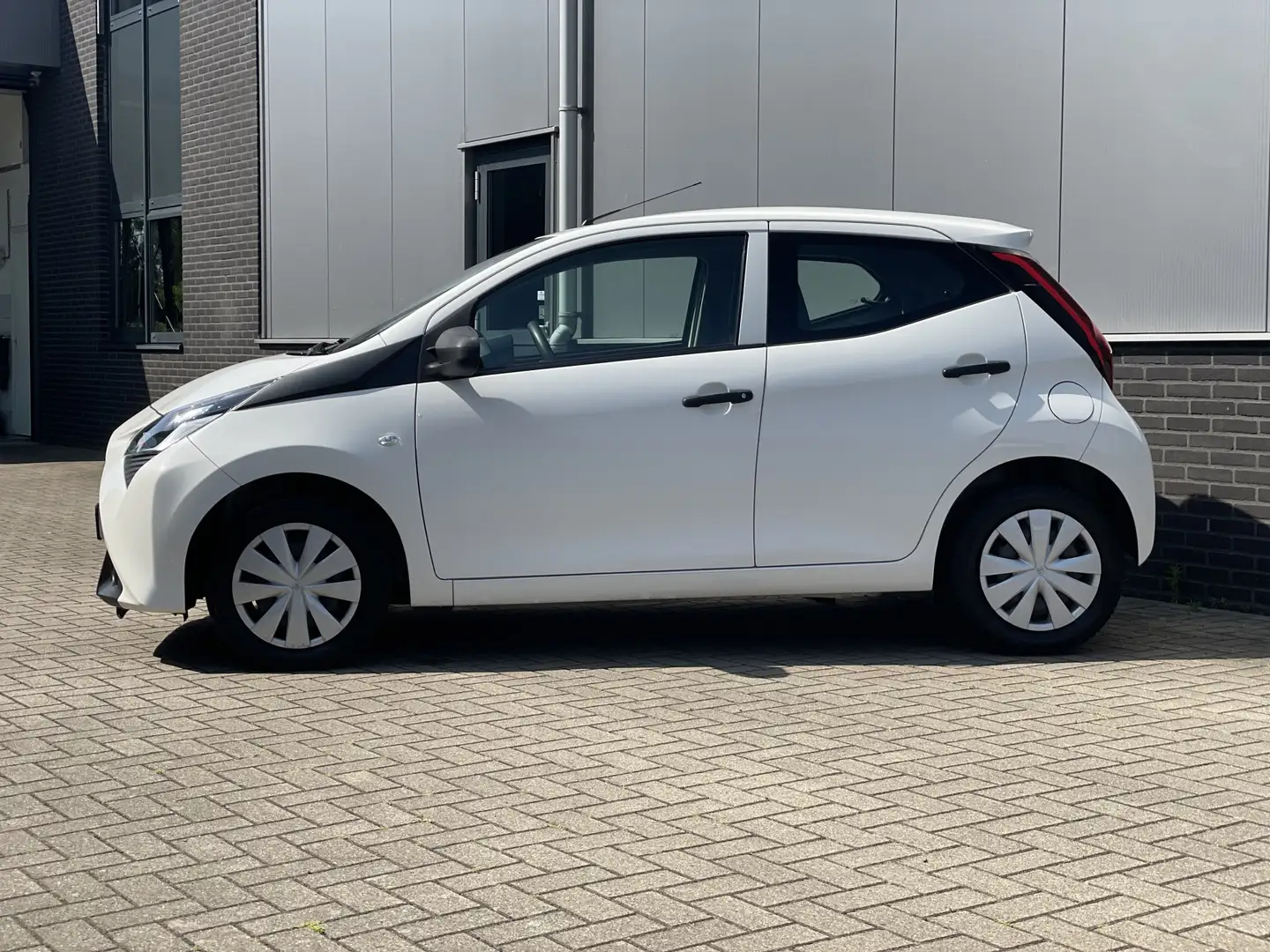 Toyota Aygo 1.0 VVT-i x RIJKLAAR Wit - 2