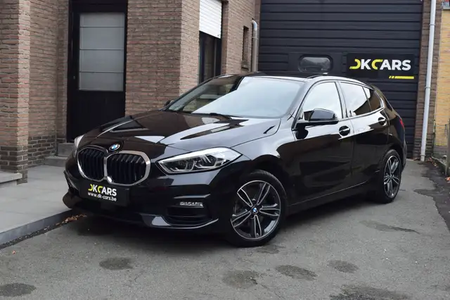 BMW 116 iA SPORT LINE - NAVI / LED / SPORTSTOELEN / CR-COLNTR / PDC V+A