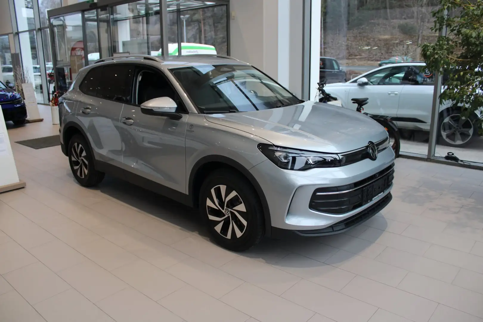 Volkswagen Tiguan Friends TDI DSG Silber - 1