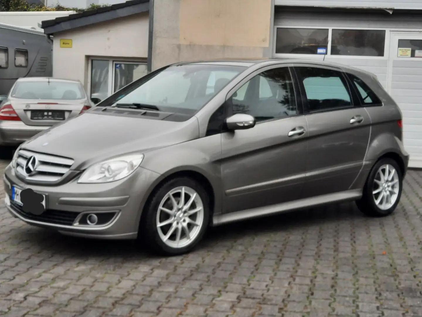Mercedes-Benz B 200 B-Klasse Scheckheft, Navi, Panorama guter Zustand Silber - 1
