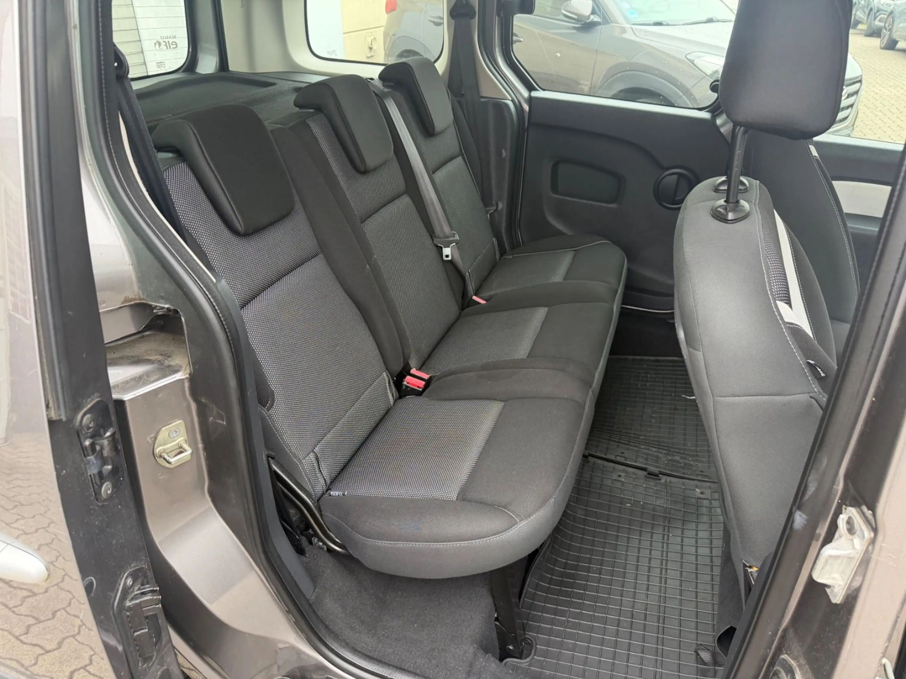 Renault Kangoo Happy Family — photo 10