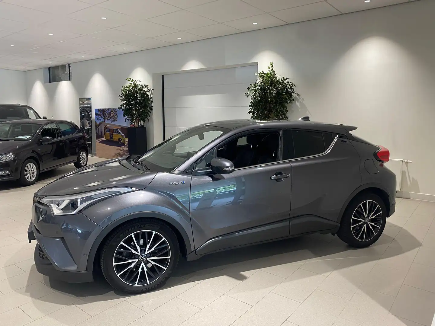 Toyota C-HR 1.8 Hybrid Executive 148 PK | Automaat | Navigatie Gris - 2