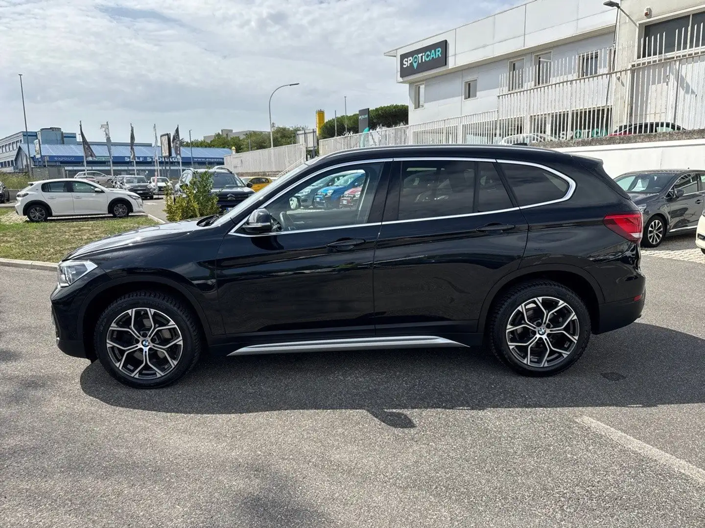 BMW X1 sDrive 18d XLine Schwarz - 2