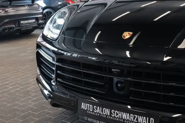 Porsche Cayenne view 11