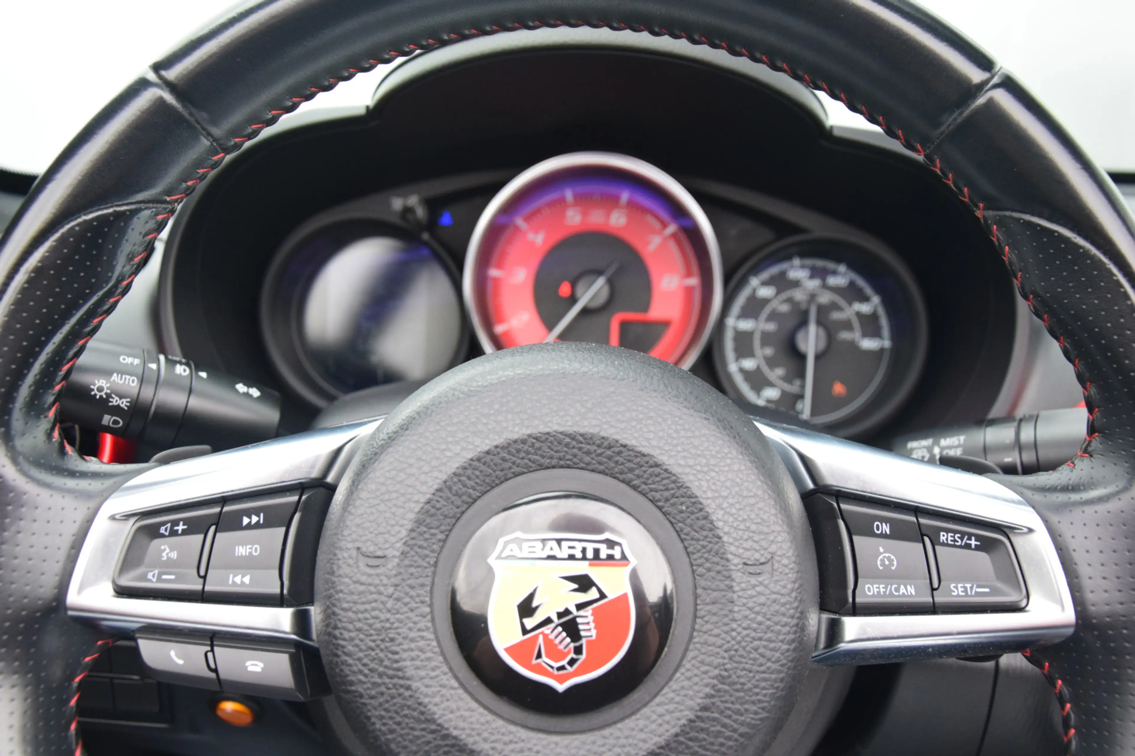Fiat 124 Spider 1.4 MultiAir Turbo Abarth Pack/Premium Keyless Cam — photo 17