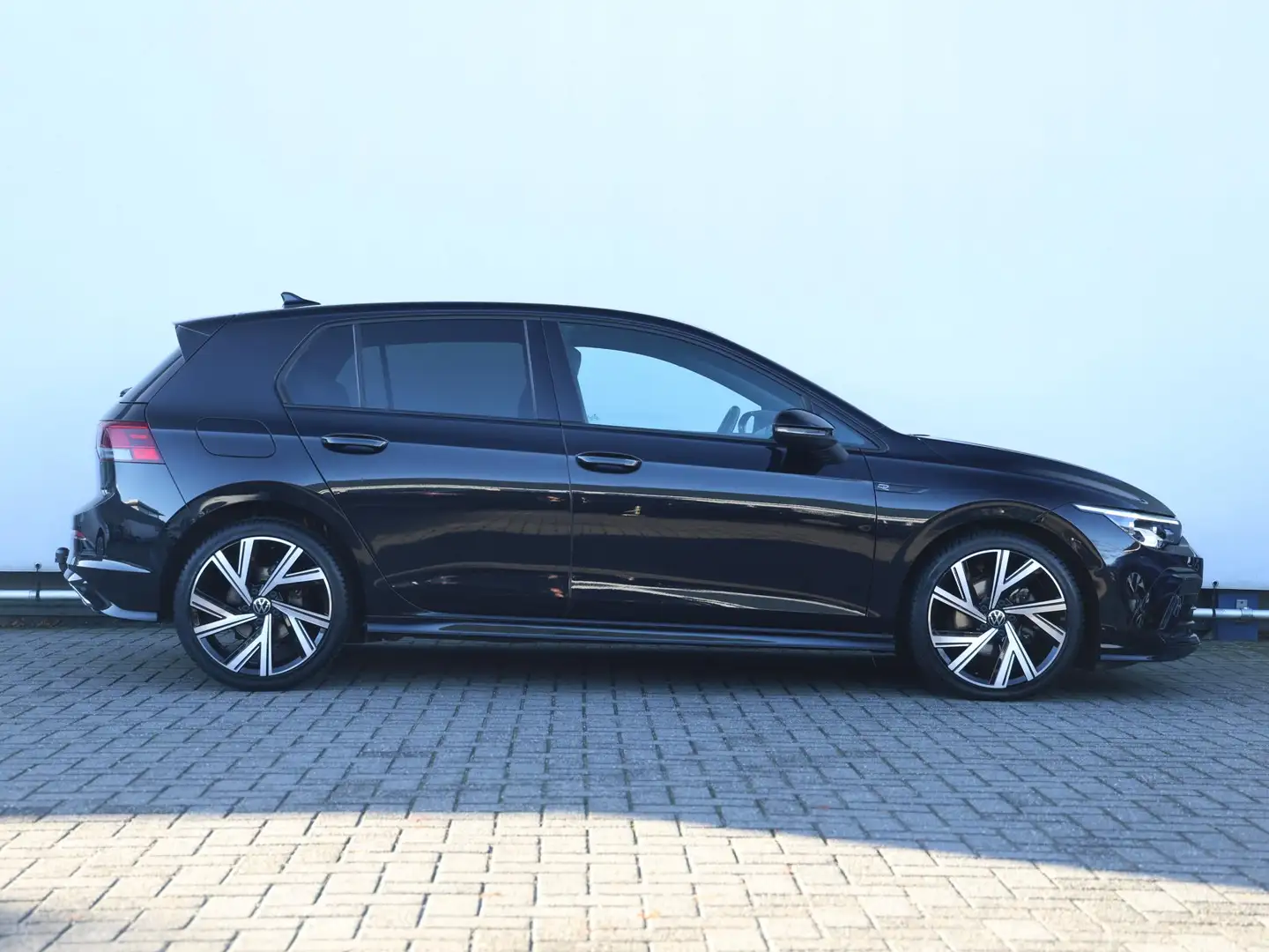Volkswagen Golf 1.5 TSI R-Line | Navigatie | LED Plus | Climate co Zwart - 2