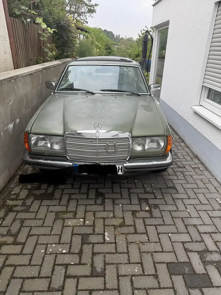 Mercedes-Benz 230, foto 1