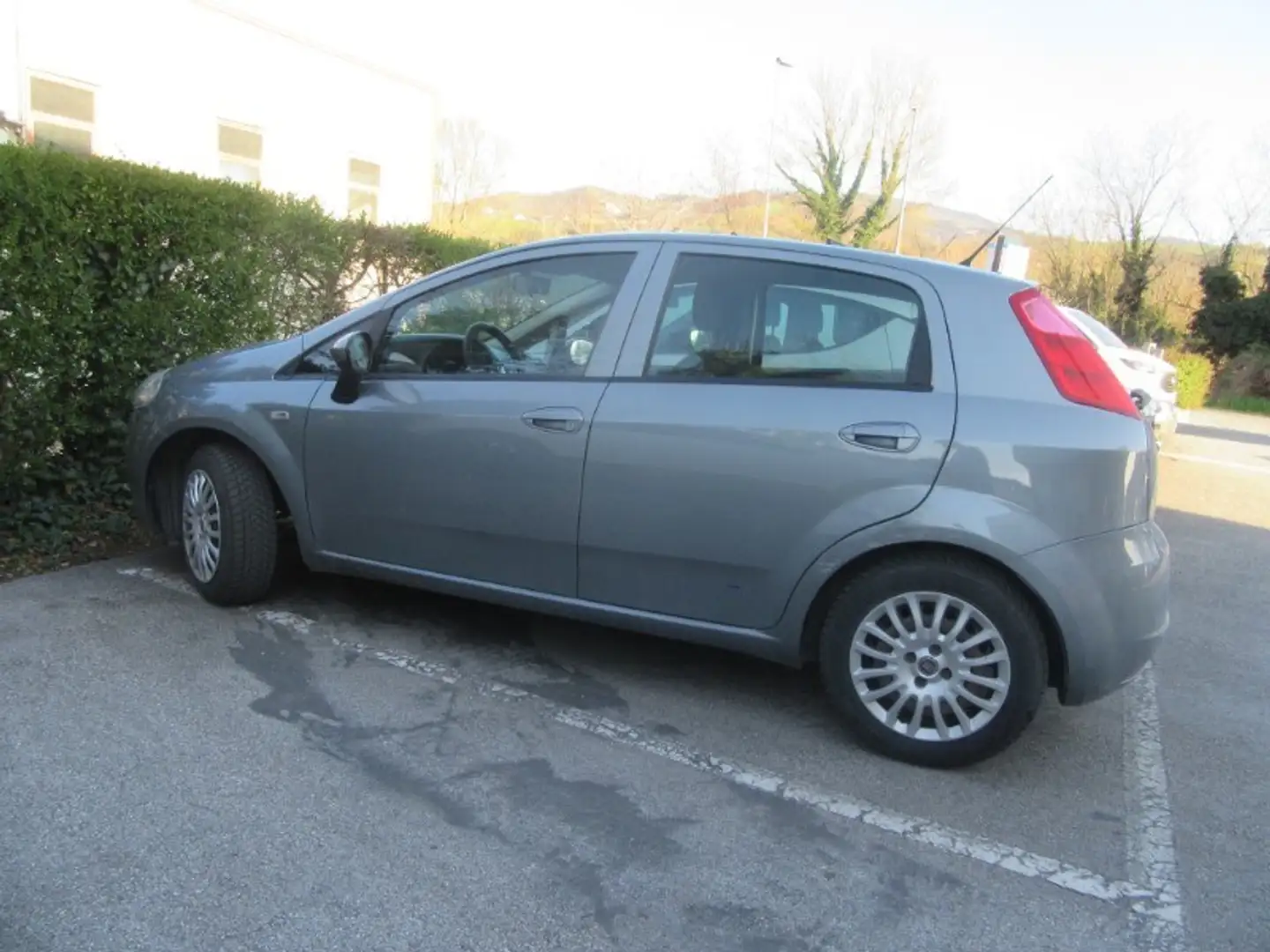 Fiat Grande Punto 1.2 5p. Fun Gris - 1