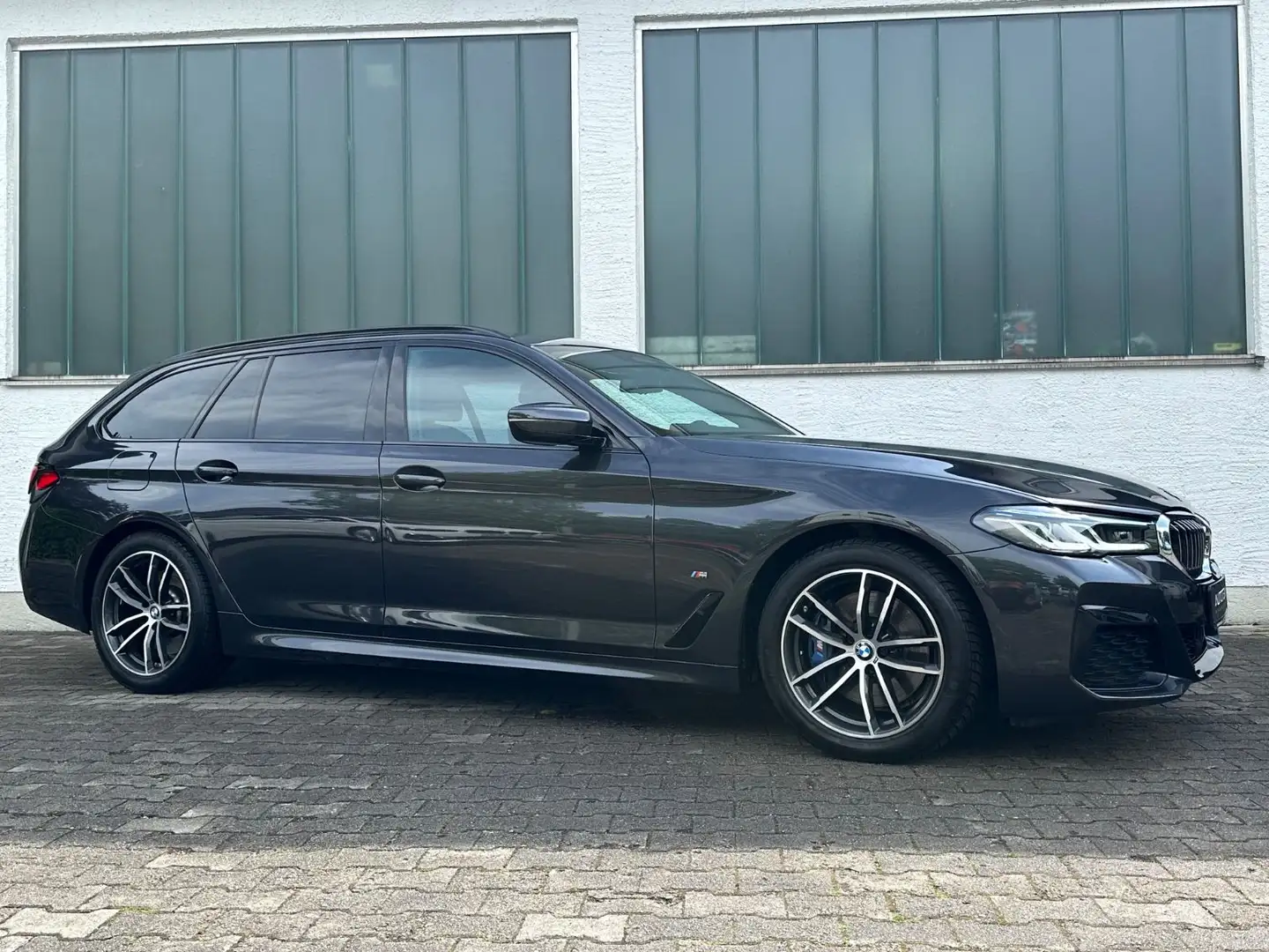 BMW 530 i xDrive M Sport*HEAD-UP*PANO*AHK*LASER*KAME Grau - 2