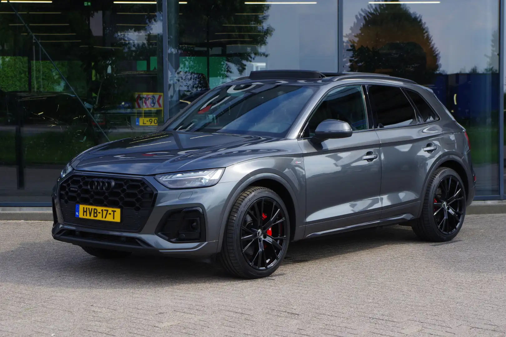 Audi Q5 55 TFSI e Quattro Competition 367 PK PHEV, Luchtve Gris - 1
