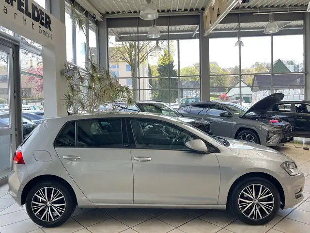 Volkswagen Golf view 2