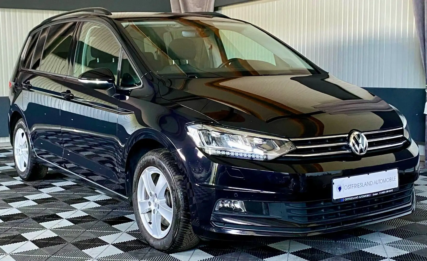 Volkswagen Touran Comfortline Facelift, 1 Hand, Navi, LED Zwart - 1