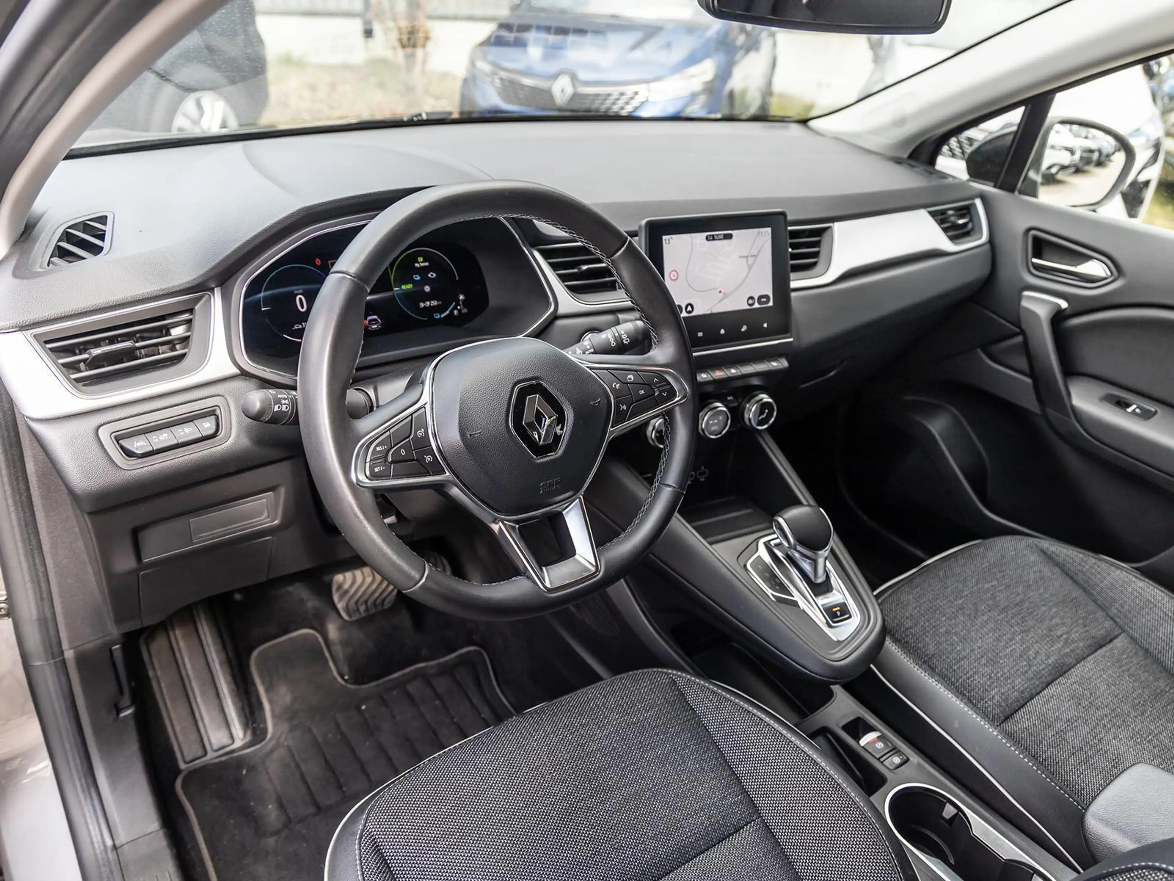 Renault Captur TECHNO E-TECH Plug-in 160 NAVI SHZ PDC — photo 13
