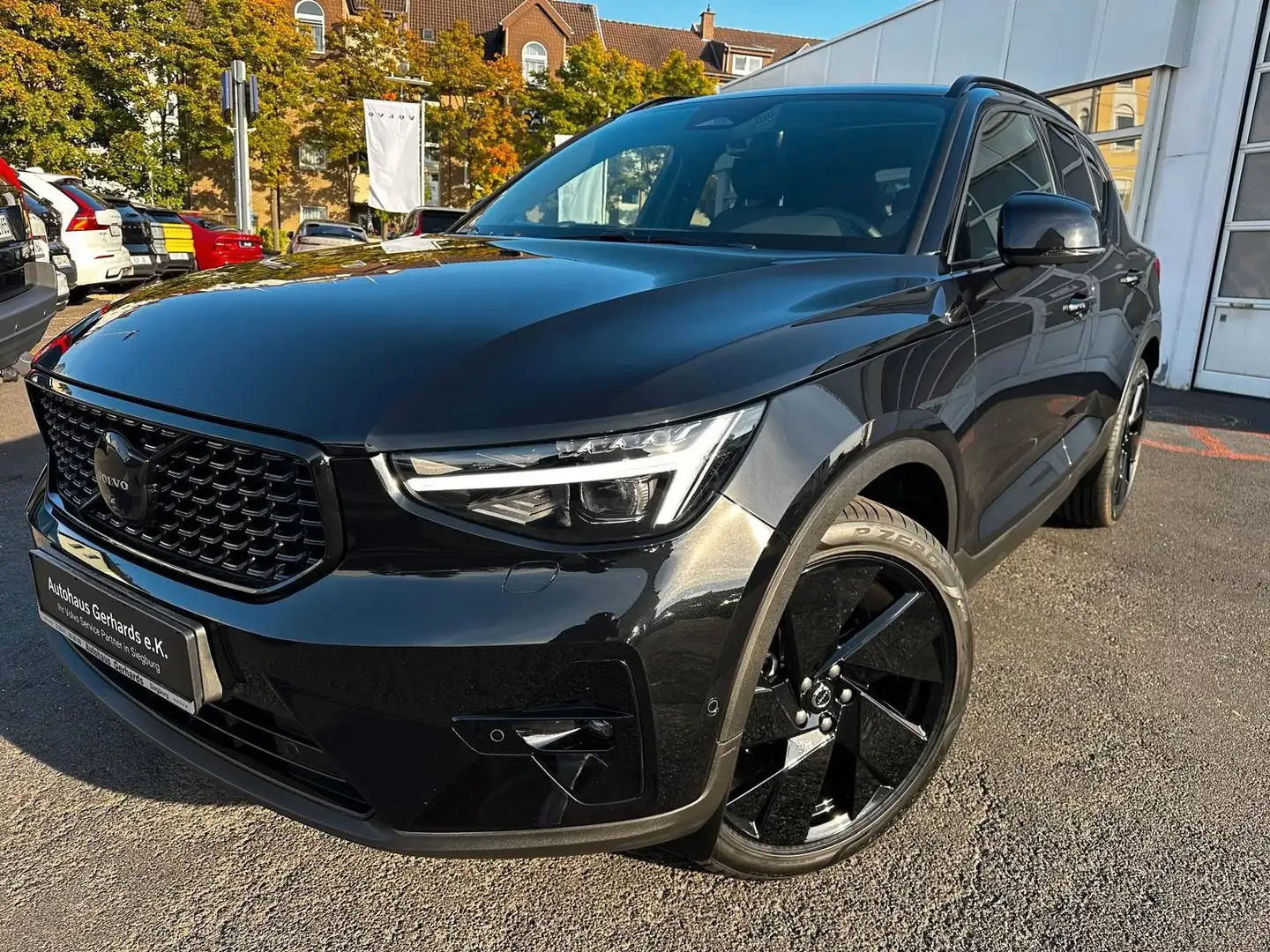 Volvo XC40 B4 Plus Black Edition Pano360°,20'',BLIS,LH Schwarz - 1