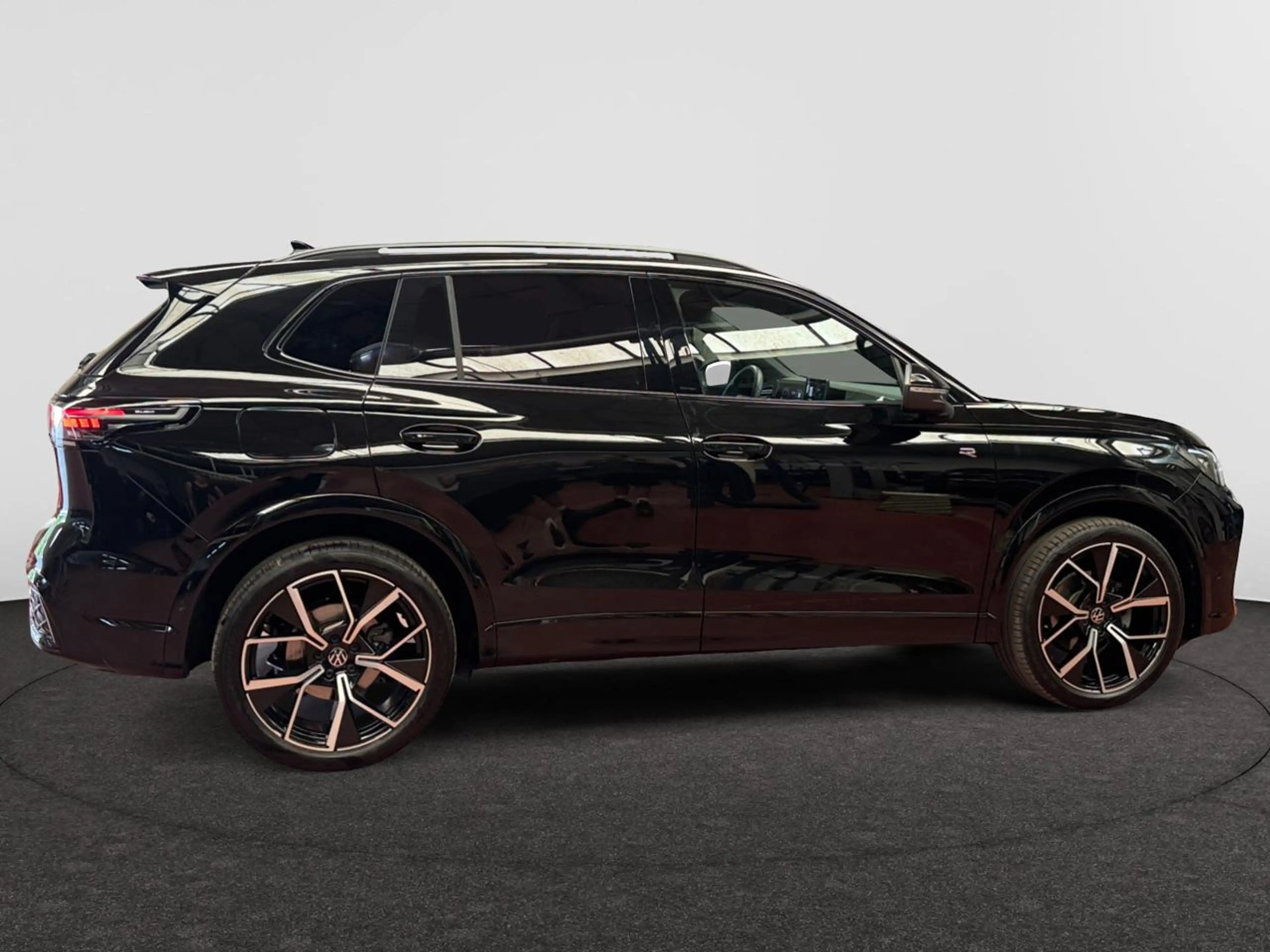 Volkswagen Tiguan 1.5 eTSI mHEV ACT R-Line OPF DSG — photo 6