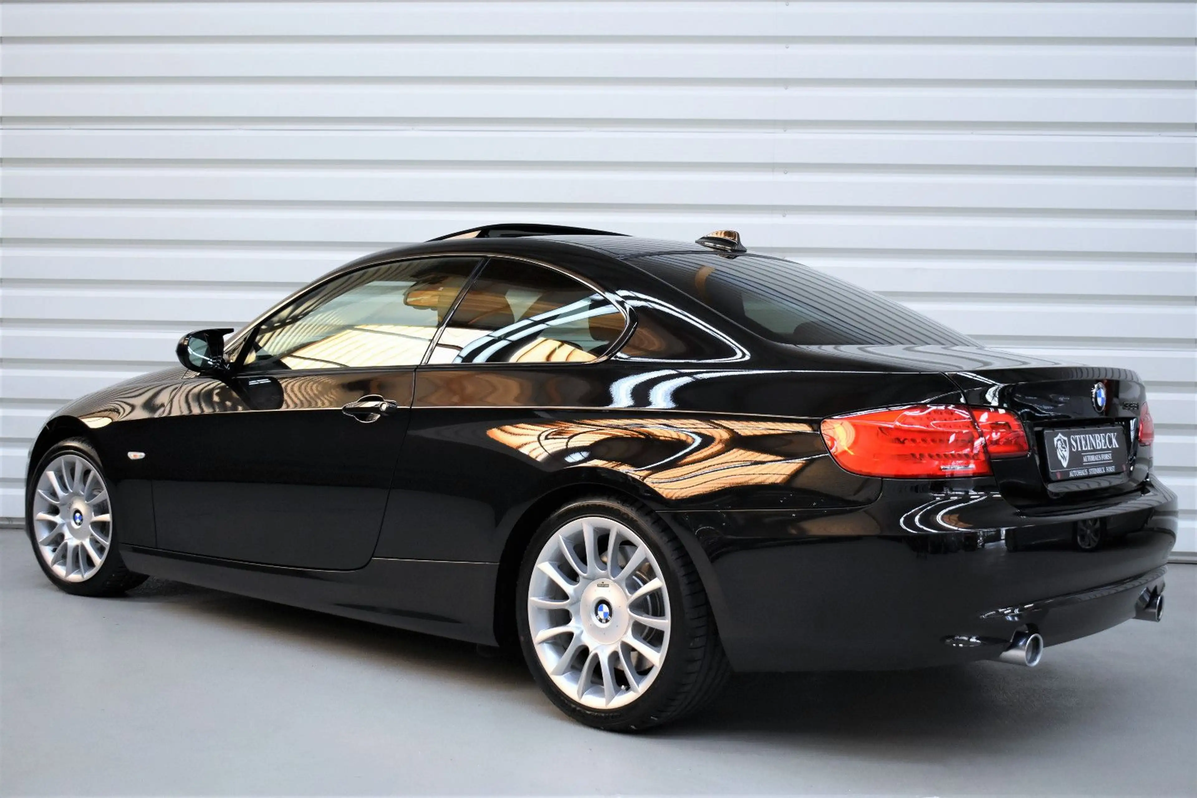 BMW 335 i Coupe Individual+Nur.33.050km+Rubinschwarz — photo 2