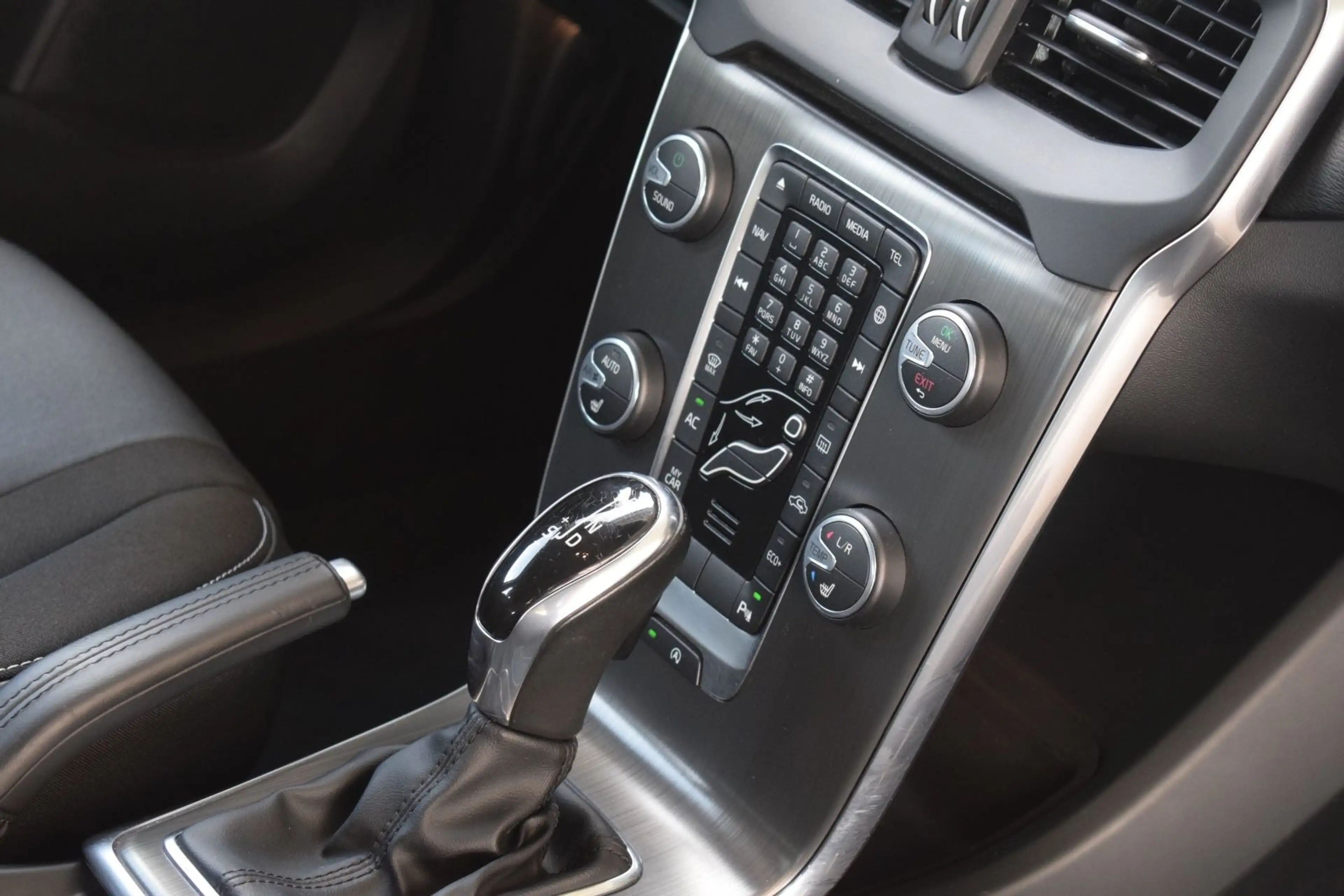 Volvo V40 D4/DIGI/NAVI/PDC/AUTOMATIK/ANGEBOT 2,49% — photo 14