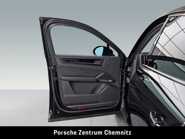Porsche Cayenne view 10