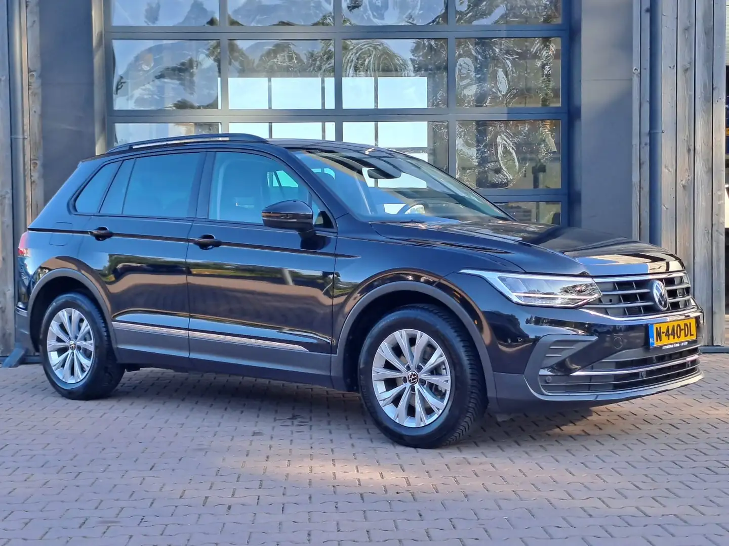 Volkswagen Tiguan 1.5 TSI Life Business | All-seasons | Trekhaak | E Zwart - 2