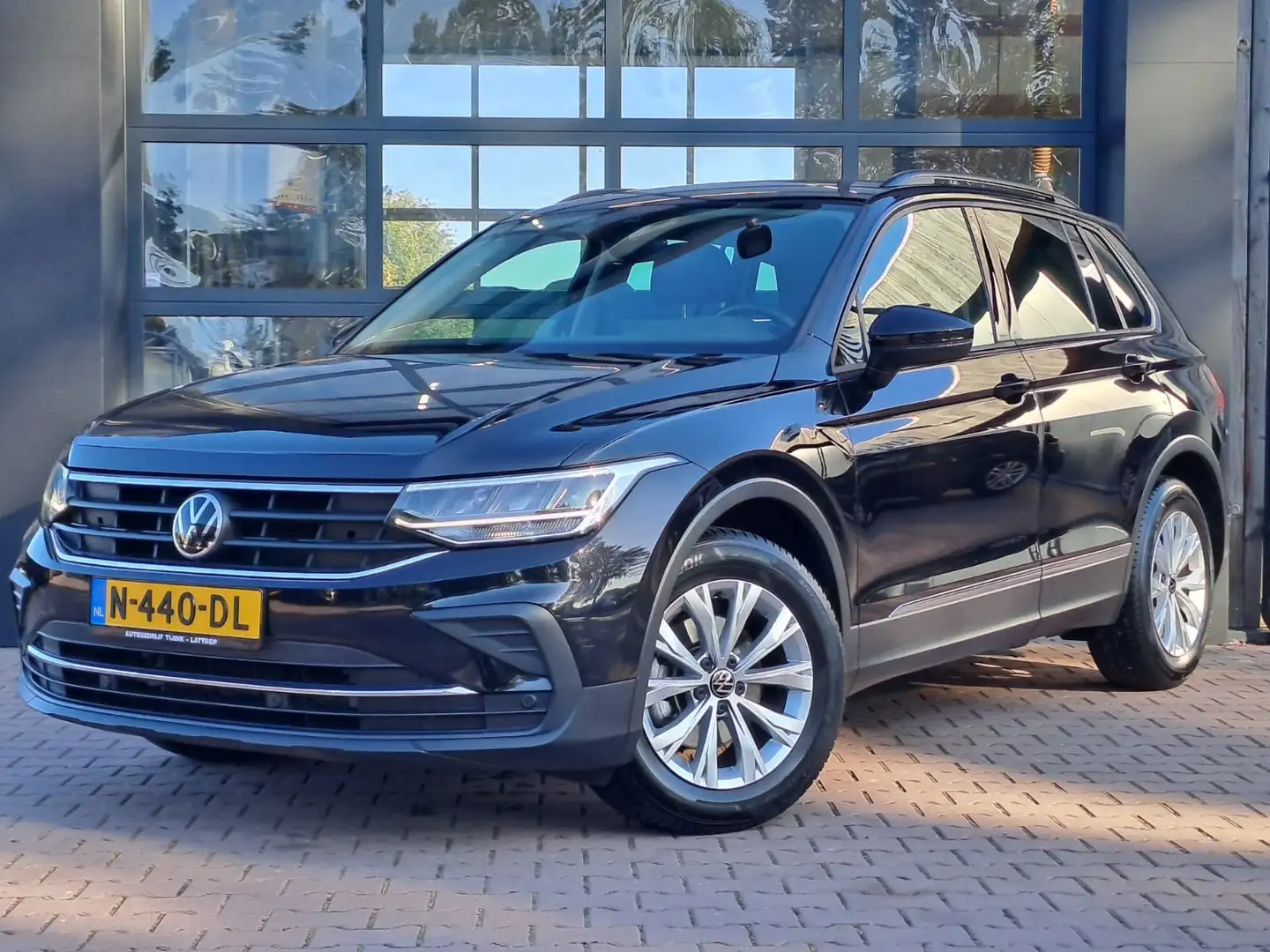 Volkswagen Tiguan 1.5 TSI Life Business | All-seasons | Trekhaak | E Zwart - 1