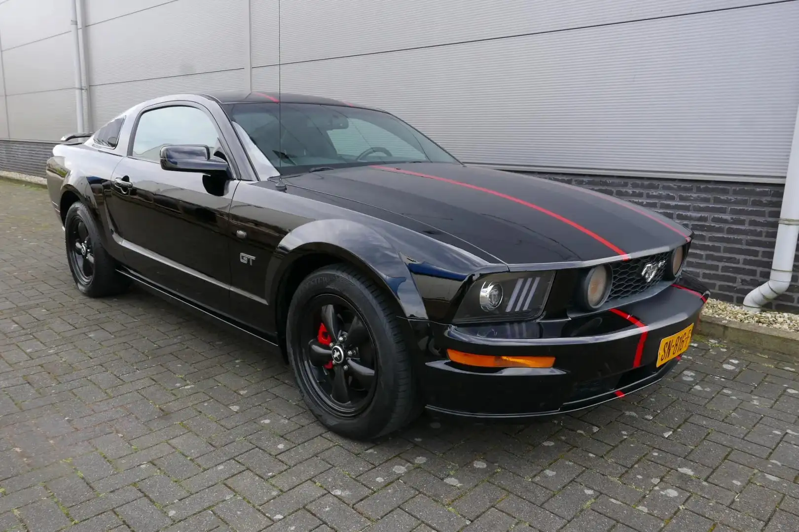 Ford Mustang 4.6 V8 GT crna - 1