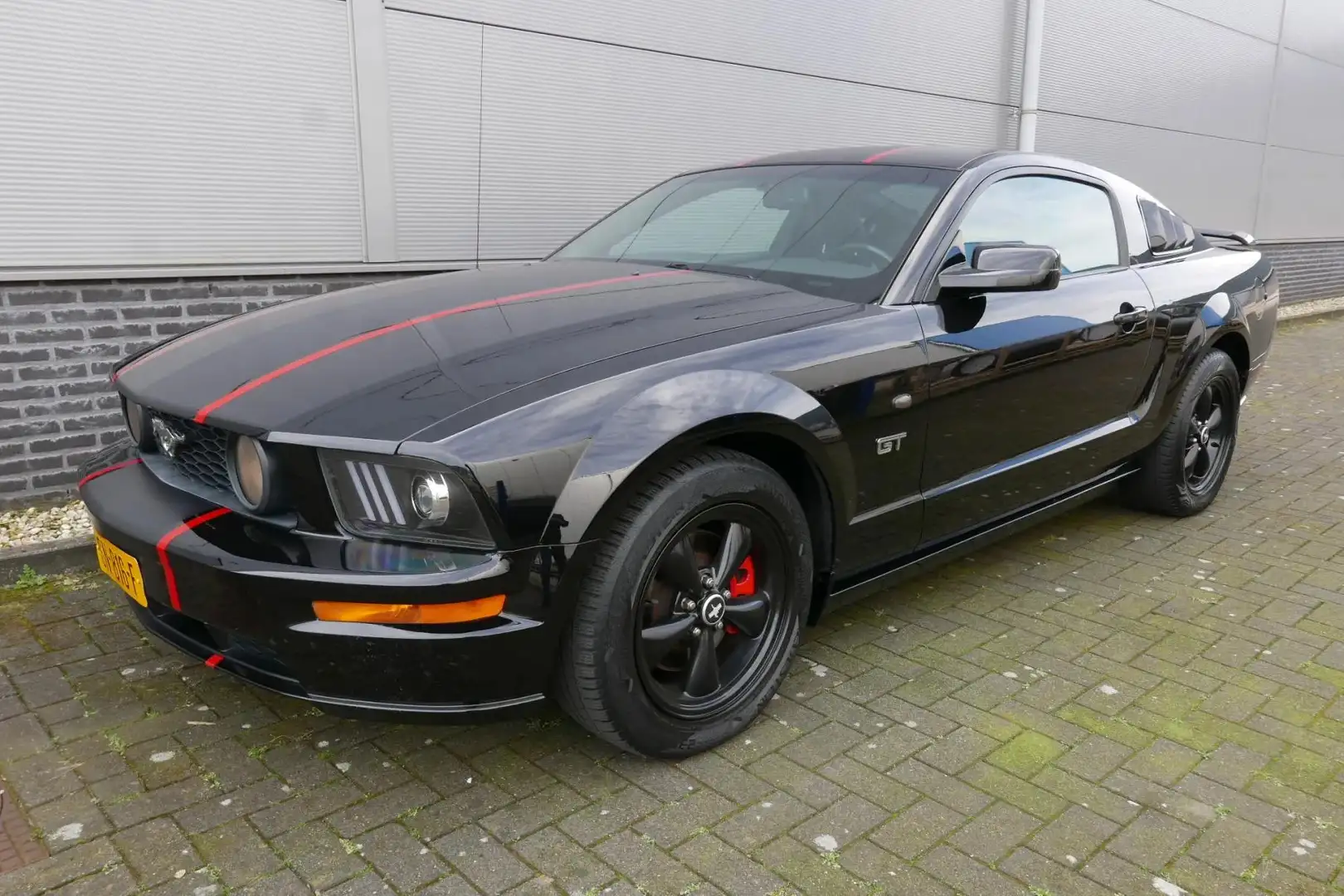 Ford Mustang 4.6 V8 GT crna - 2