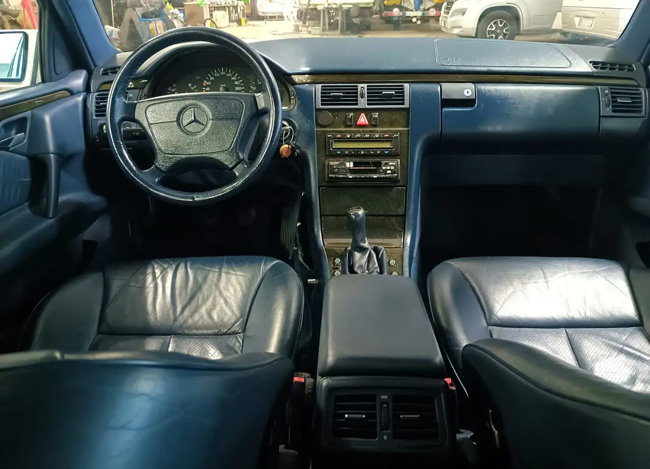 Mercedes-Benz E 200 Avantgarde 30 ANNI €25 bollo, 160€ assicurazione, foto 1