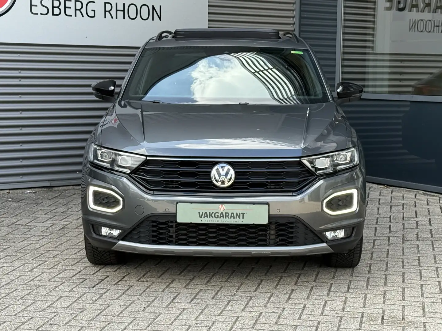 Volkswagen T-Roc 1.5 TSI Sport DSG,BLACK STYLE,PANO,NAV/CAM Grijs - 2