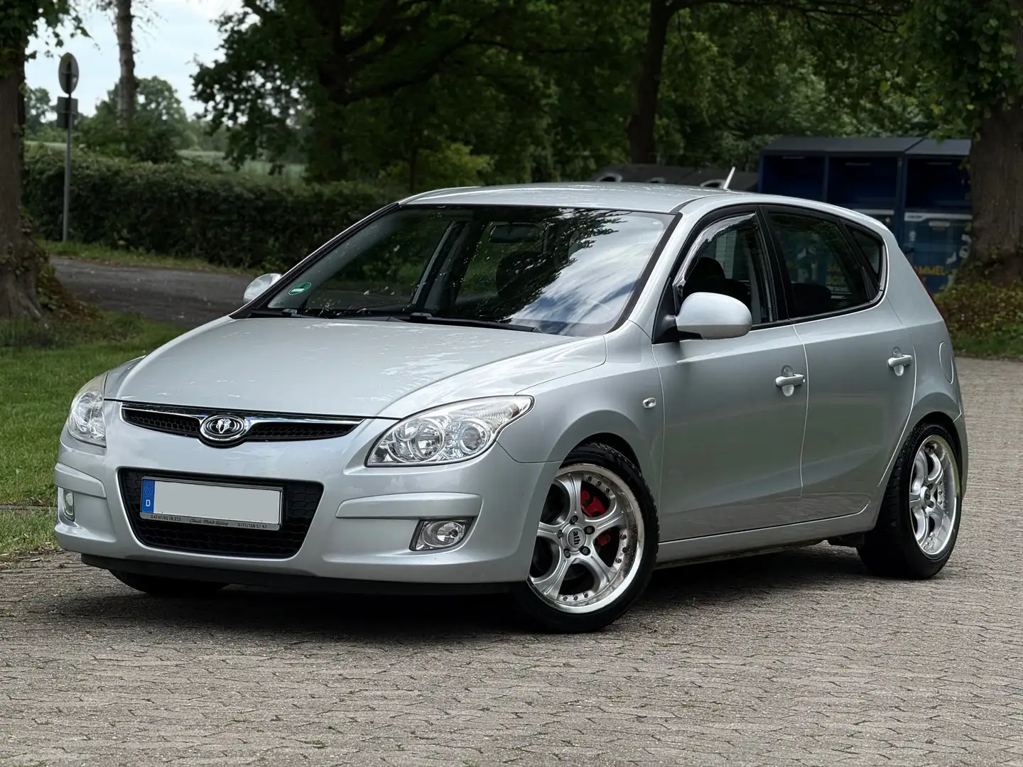 Hyundai i30 1.6 Sport mit TÜV Neu und nur 2 Vorbesitzer - 1