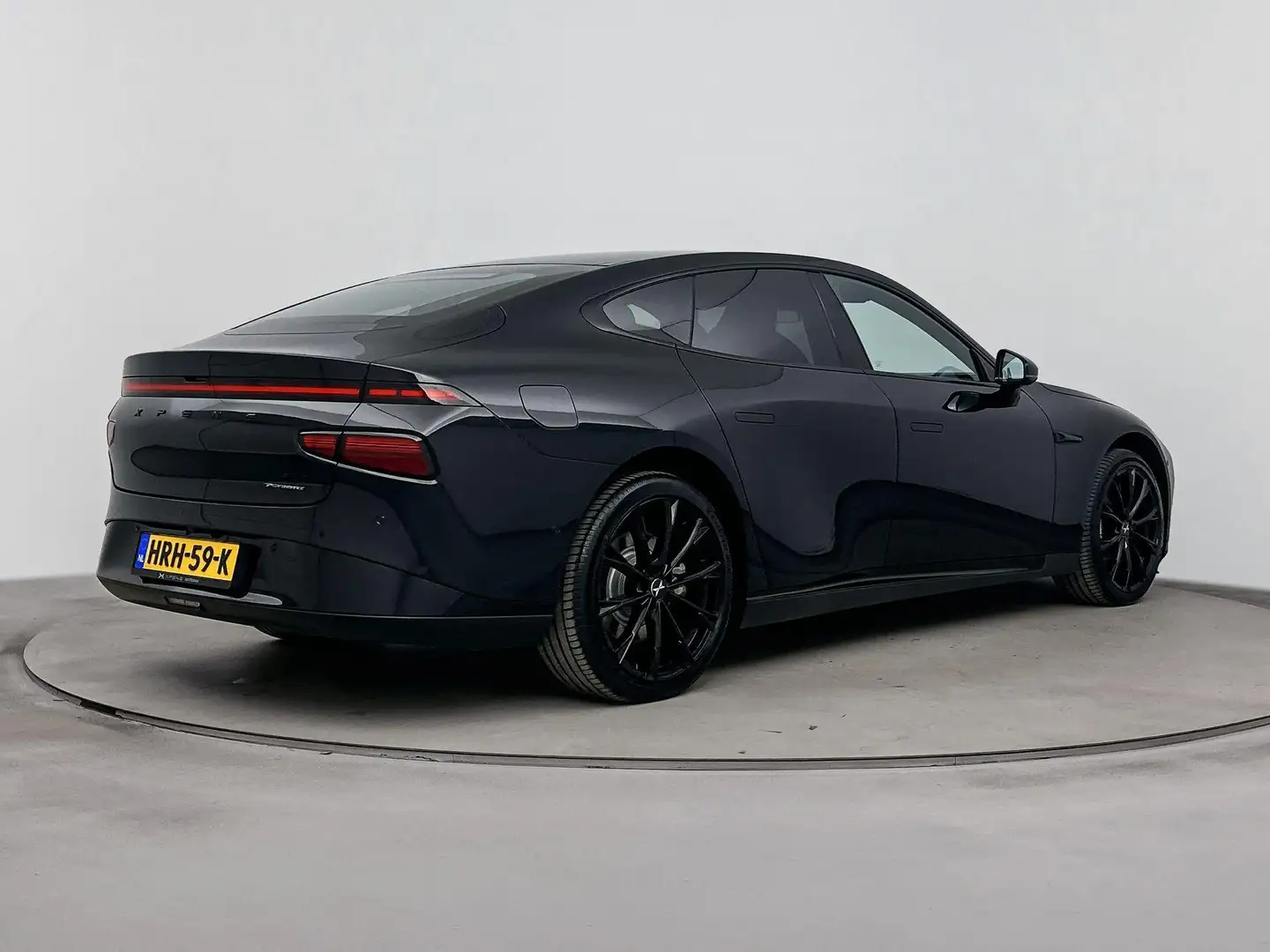 Xpeng P7 AWD Performance 86 kWh Premium Seat & Audio Pack | Schwarz - 2