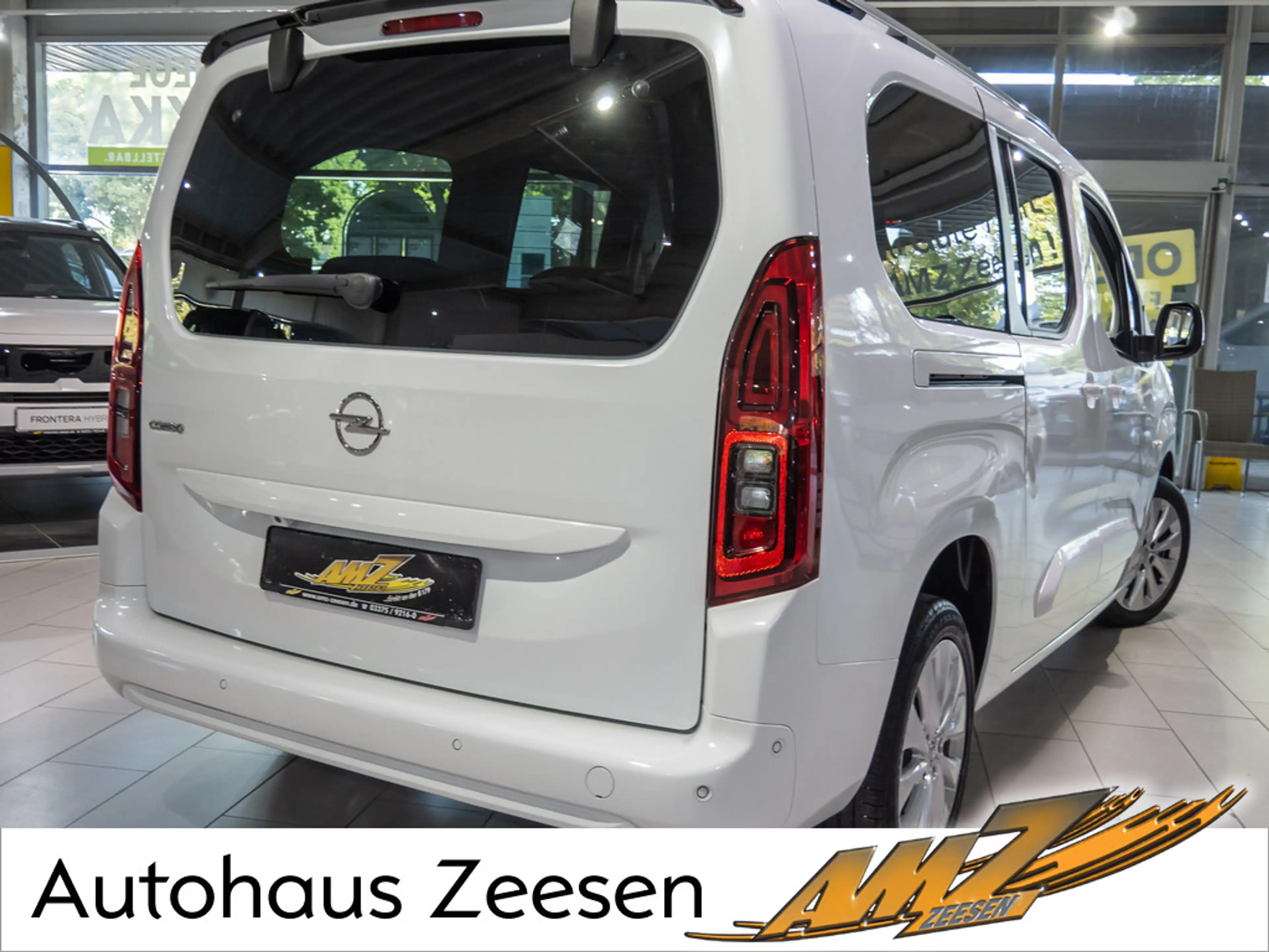 Opel Combo Life XL 1.5 D Ultimate NAVI KAMERA PDC — photo 3