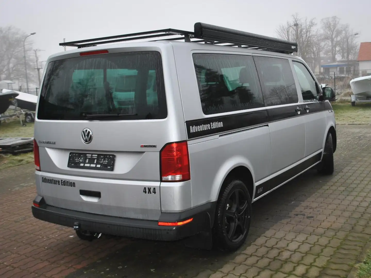 Volkswagen T6.1 Caravelle Caravelle T6.1 DSG Lang 4MOTION Comfortline Plateado - 1