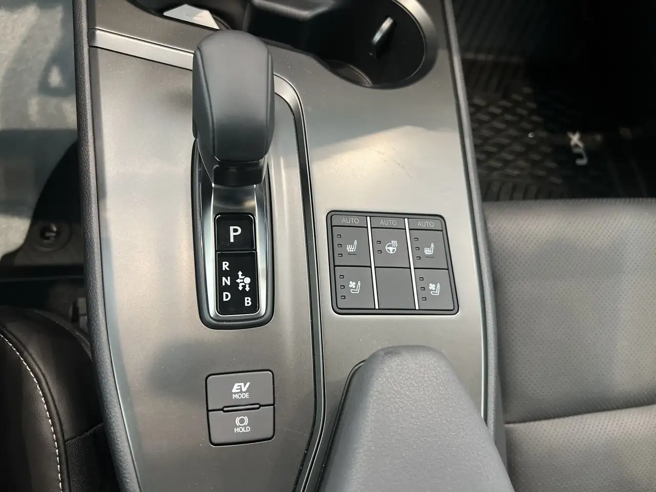 Lexus UX 300h снимка Lexus UX 300h