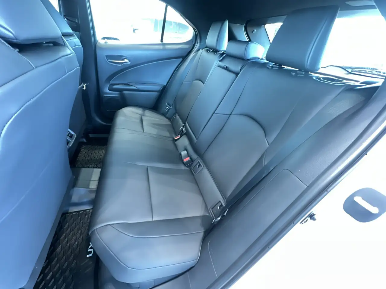 Lexus UX 300h снимка Lexus UX 300h