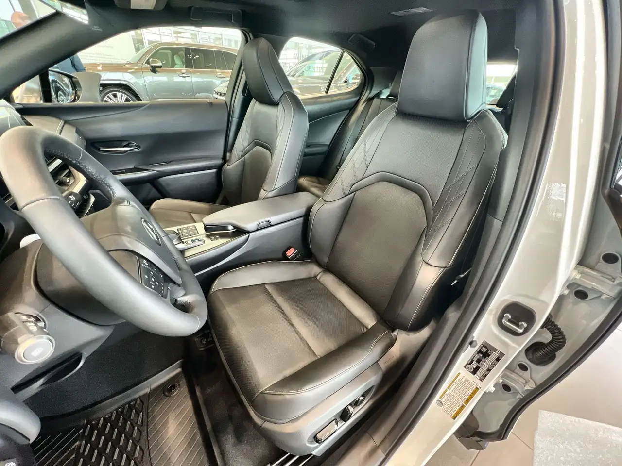 Lexus UX 300h снимка Lexus UX 300h