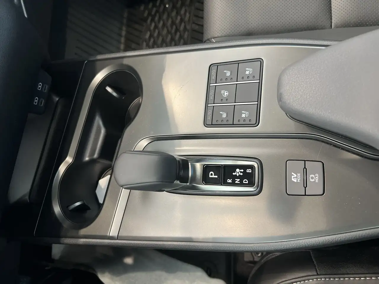 Lexus UX 300h снимка Lexus UX 300h